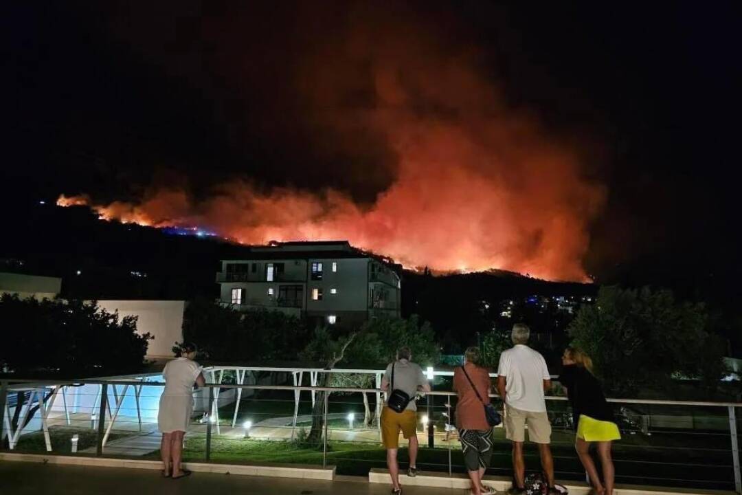 Foto: Chorvátsko bičujú plamene, dovolenkári hovoria o pekle na zemi. Z Dalmácie sa nedávno vrátil aj Robert Fico