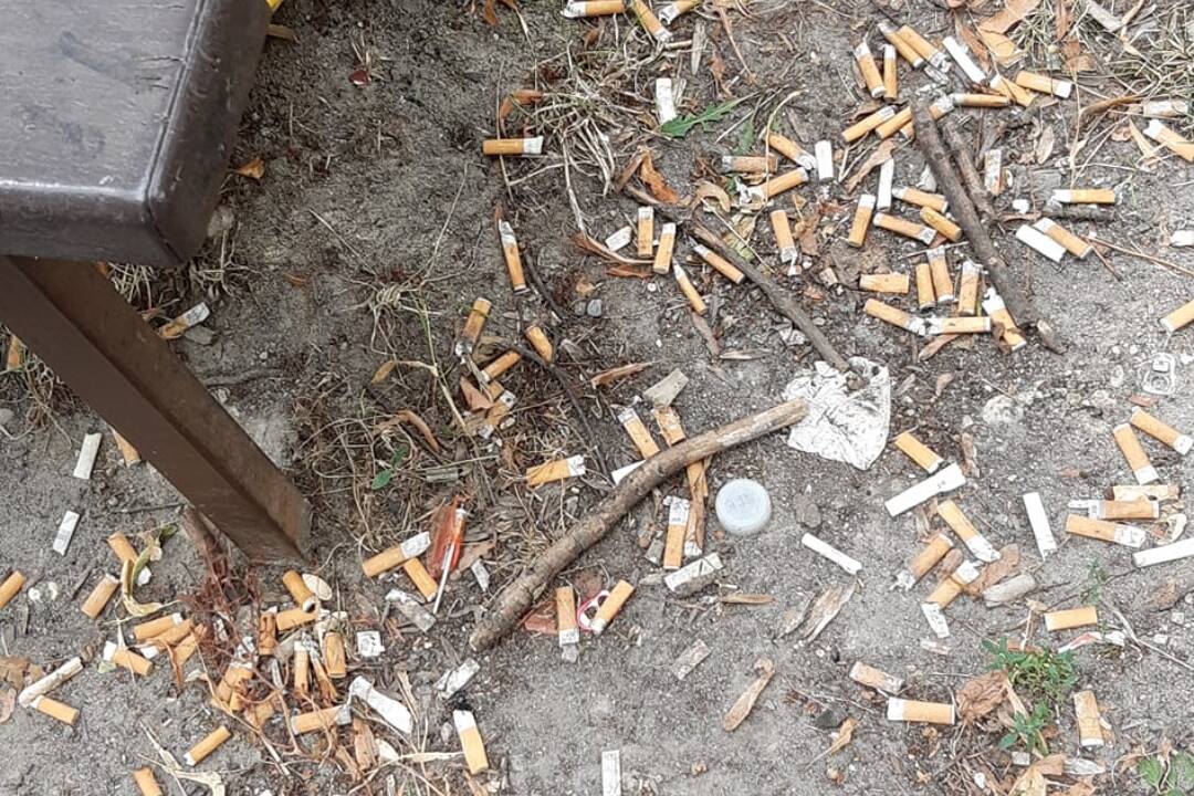 To pršali z neba cigarety? Lavička zastávke MHD rozčúlila Ružinovčanov. Hrozí jej rovnaký osud ako tým biskupickým?