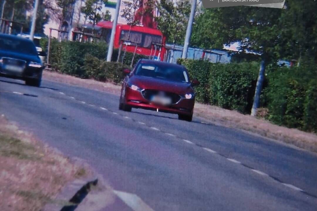 Foto: Šoféroval opitý s dvomi maloletými deťmi v aute. Závodníka z Račianskej riešia policajti aj sociálka