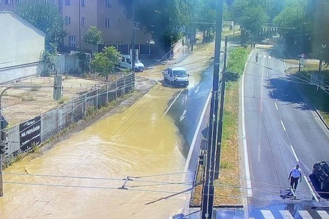 Foto: Aktualizácia: Obmedzenie pre zatopenú Karadžičovu ulicu je čiastočne vyriešené. Na Mlynské nivy sa autom už dostanete