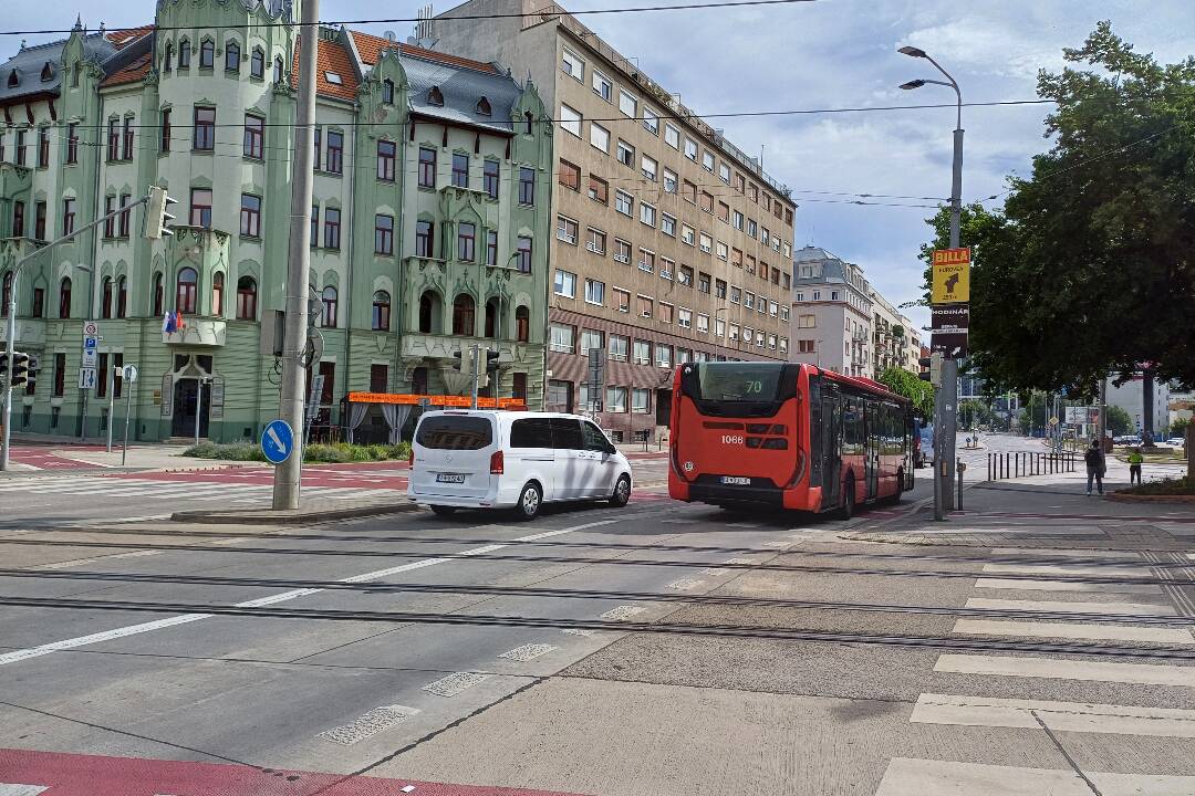 Foto: Nehoda na Trnavskej ceste. Pondelkové ráno na bratislavských cestách komplikujú aj kolóny