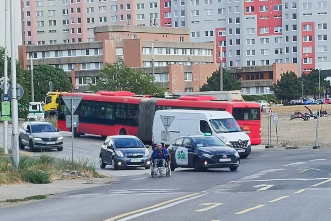 Foto: Muž na vozíku blokuje dopravu v Petržalke. Vraj ide o človeka bez domova a býva v stane pri Inchebe