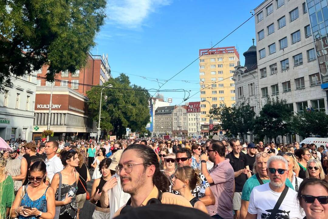 Foto: Odstúpiť, kričal dav na Šimkovičovú. Na protest umelcov prišlo v Bratislave 9-tisíc ľudí, dnes sa pokračuje