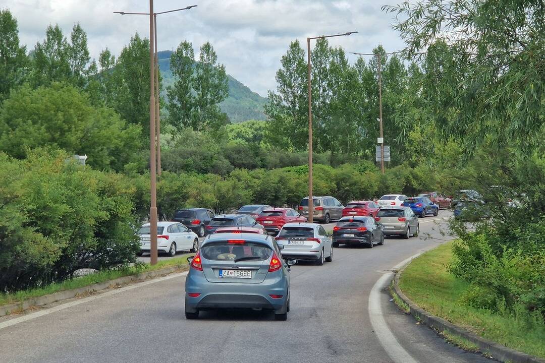 Foto: Pokazené auto na Bajkalskej a kolóna od Bernolákova. Ranná doprava v Bratislave a okolí