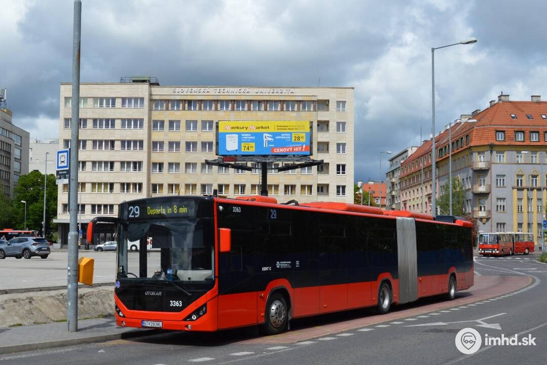 Prečo spoj 29 stále mešká? Cestujúci sa sťažujú na vodiča, ktorý sa hrá na mobile