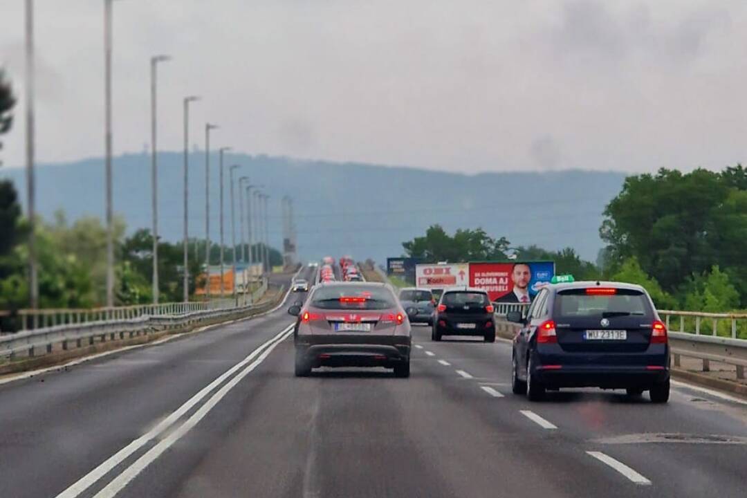 Foto: Kolóny od Bernolákova a vo Vajnoroch, radar v Podunajských Biskupiciach. Ranná doprava v Bratislave