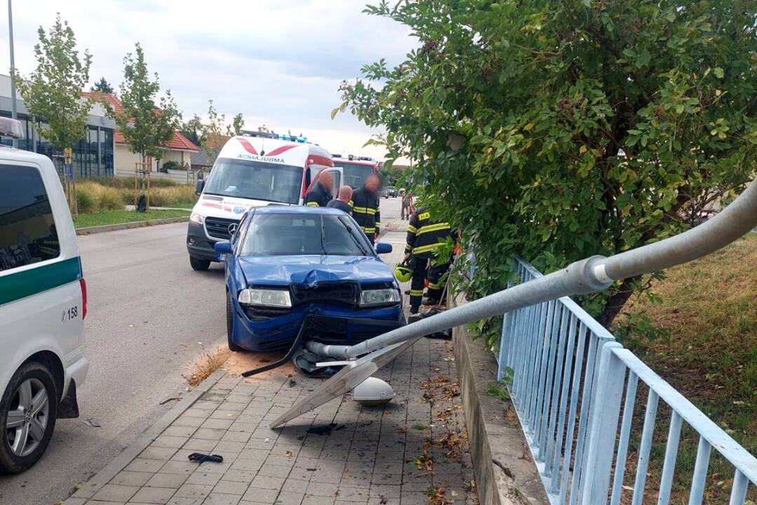 Foto: 52-ročný muž v Modre škodovkou najprv nabúral do odstavených áut, následne do pouličnej lampy. Zraneniam podľahol