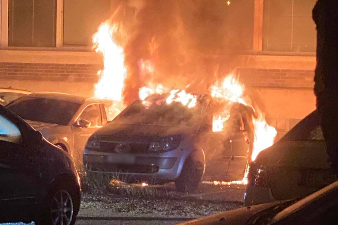 Foto: V Ružinove nadránom zhoreli dve autá, ľudia počuli výbuchy. Poškodený je aj miestny dom seniorov