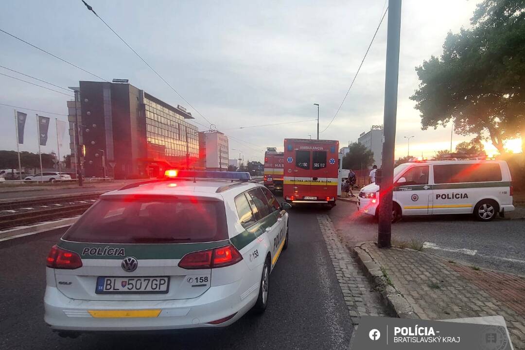 Foto: 60-ročný vodič najprv na Vajnorskej vytlačil iné auto z cesty, potom nabúral do stĺpa. Záchranári ho našli mŕtveho