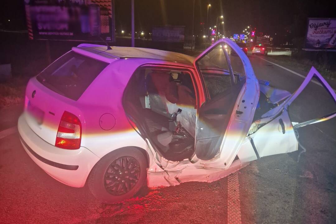 Foto: Na Slovnaftskej sa pri predbiehaní čelne zrazil s ďalším autom, zranilo sa 7 ľudí. 41-ročný vodič po nehode nafúkal