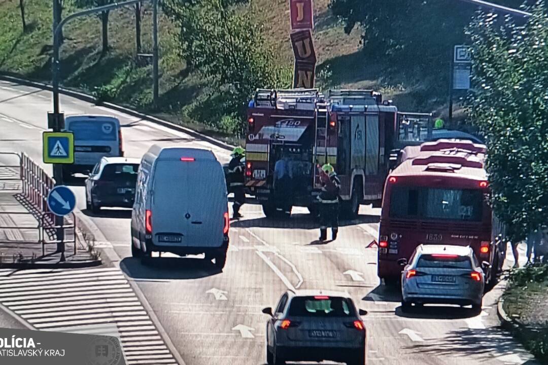 Foto: Pri nákupnom centre Bory Mall nabúralo do zastávky MHD auto