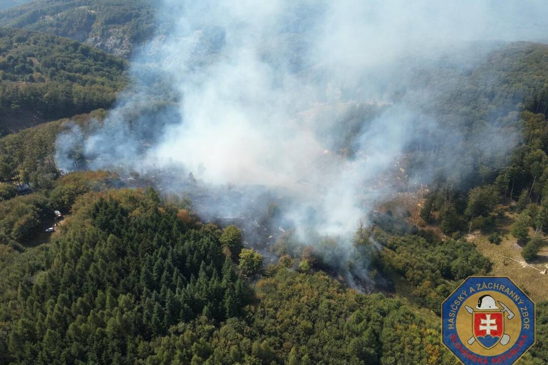 FOTO: Lesný požiar pri obci Borinka. Na mieste zasahoval vrtuľník a desiatky hasičov