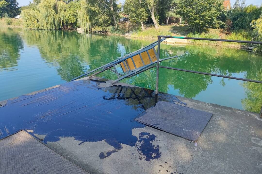 FOTO: Vandal zničil mostík a rozlial neznámu tekutinu na Vajnorských jazerách. Po páchateľovi pátra polícia