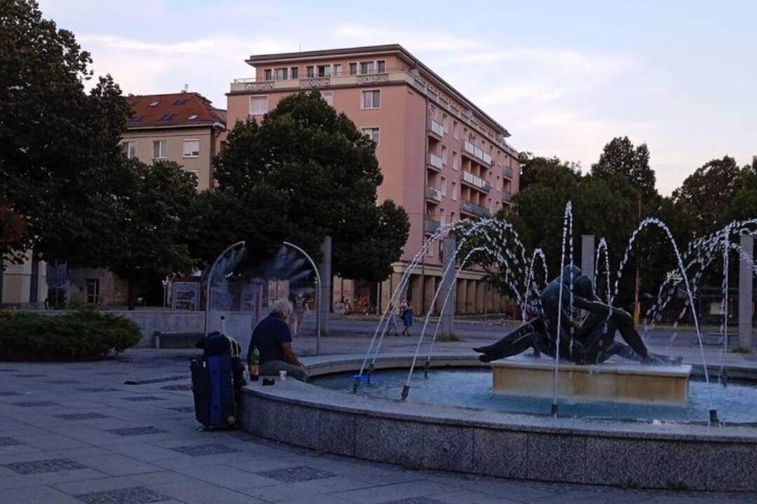 Foto: Ružinovčania na Duláku a v lokalite 500 bytov sú zúfalí. Ľudia si umývajú prirodzenie vo fontáne, rastie kriminalita