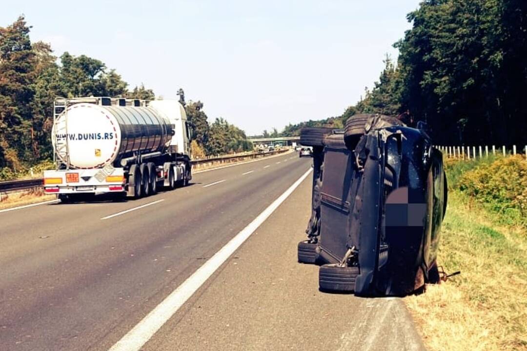 Foto: Na diaľnici D2 z Bratislavy do Česka sa prevrátila "električka", upozorňuje polícia