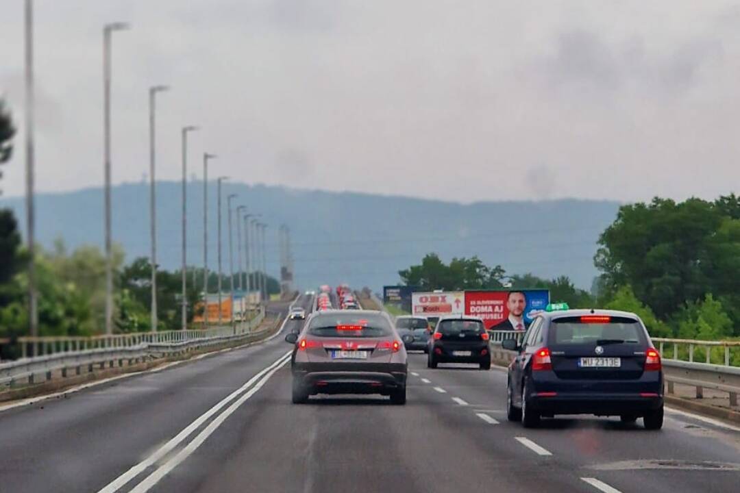 Foto: Prekážajúci autobus na Slovnaftskej, nehoda na moste Lanfranconi. Na bratislavských cestách je v daždi poriadne rušno