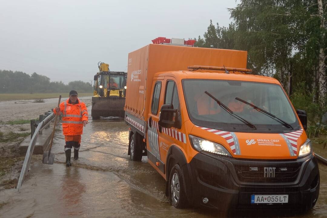 Foto: AKTUALIZOVANÉ Električky nepremávajú, viaceré úseky sú v Bratislave neprejazdné. Týmto cestám sa radšej vyhnite