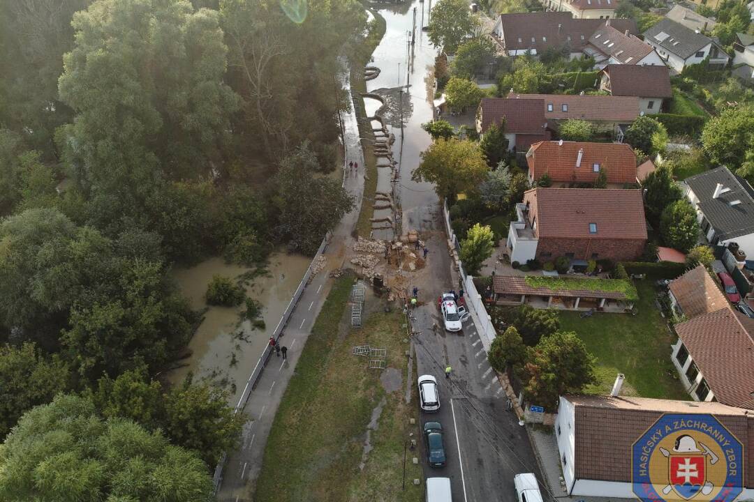 Foto: Prvá obeť povodní na Slovensku. Muž z Devína zahynul pri odčerpávaní vody z pivnice