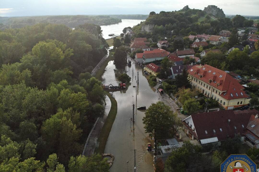 FOTO: Zvedavci v člnoch vytláčajú v Devíne vodu až do okien zatopených domov. Droba varuje pred povodňovou turistikou