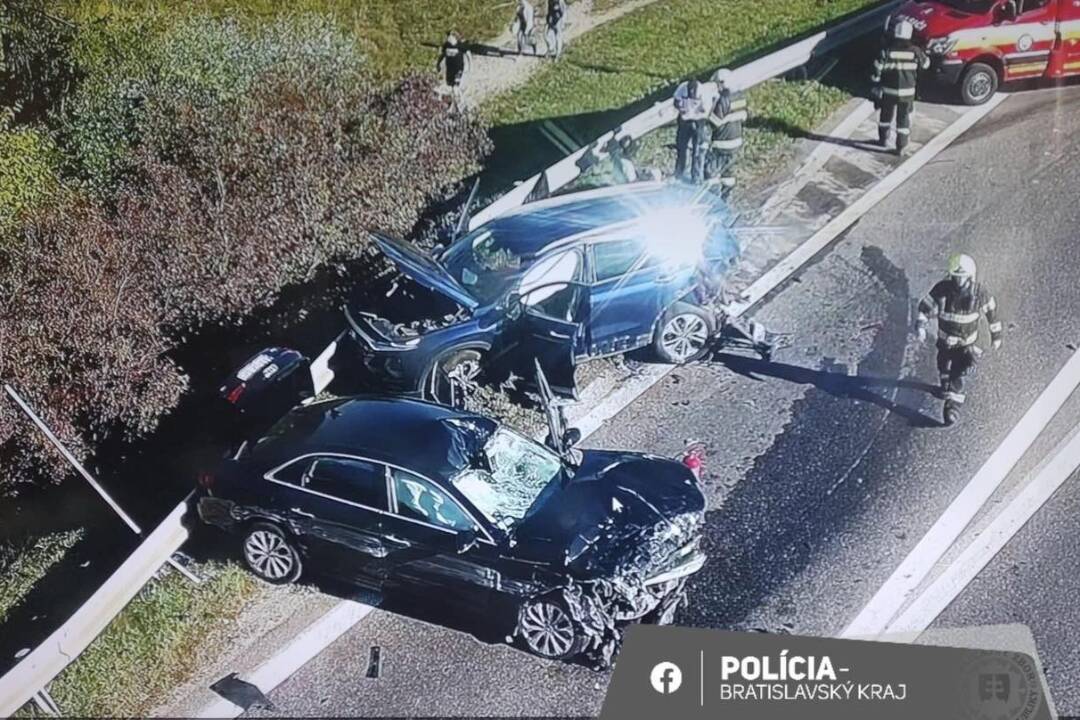 Foto: Na Moste Apollo sa zrazili dve autá s cyklistami. Jedna osoba zraneniam podľahla