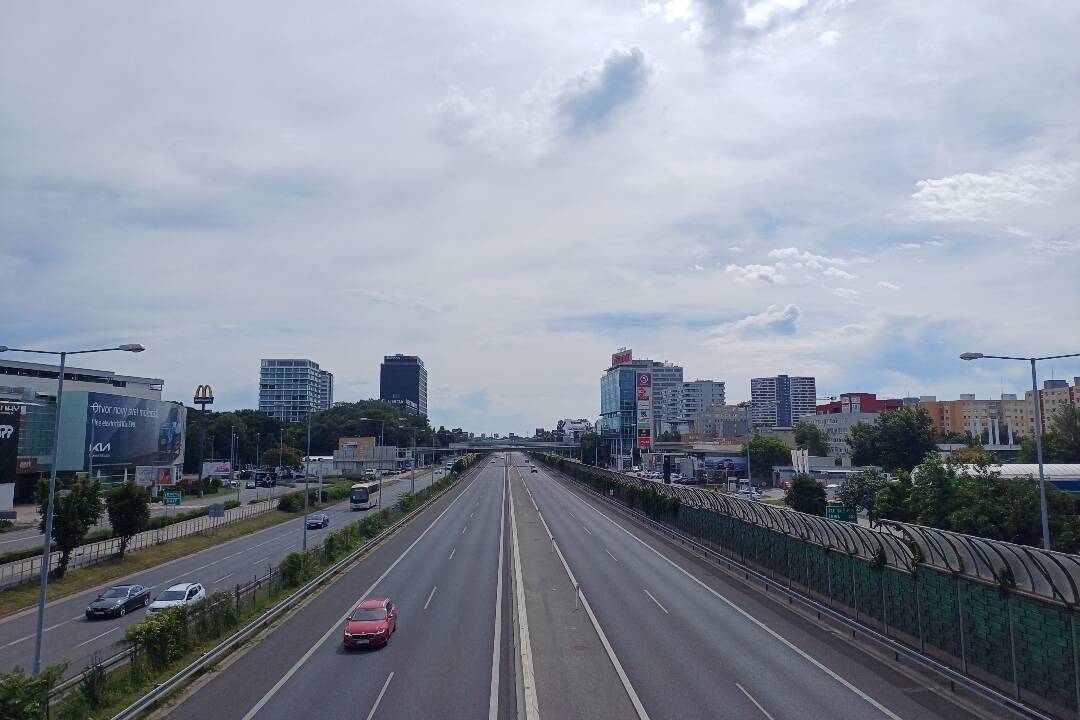 Foto: Nehoda štyroch áut za mostom Lanfranconi, hodinová kolóna od Stupavy. Pondelok na bratislavských cestách