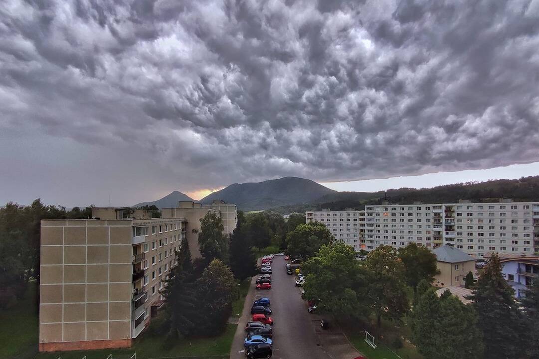 Foto: Vo štvrtok pozor na vietor, viaceré oblasti Bratislavského kraja zasiahne víchrica