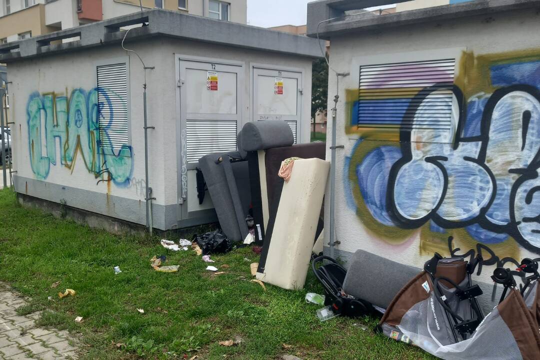 Foto: Táto skládka tu bude do Vianoc?, rozčuľujú sa Pezinčania nad neporiadkom na Muškáte. Mesto hľadá páchateľov