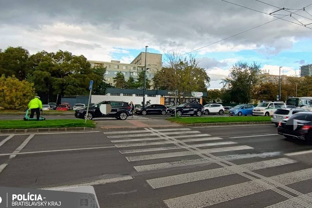 Foto: Na Prievozskej ulici zrazilo kolobežkára auto. Prechádzal cez priechod pre chodcov