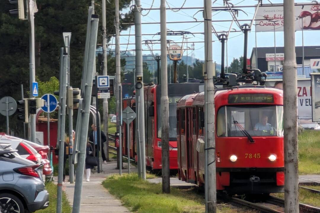 Foto: Je ti ľúto, že máš prémie? Ľudia sa sťažujú na vodiča električky číslo 1, ktorý má privierať cestujúcich do dverí