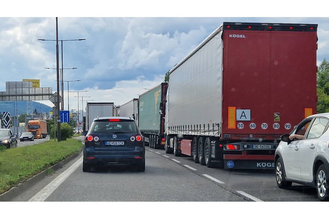 Foto: Kolóna na diaľnici D2 sa ťahá až k Lozornu, zdržíte sa tam 45 minút