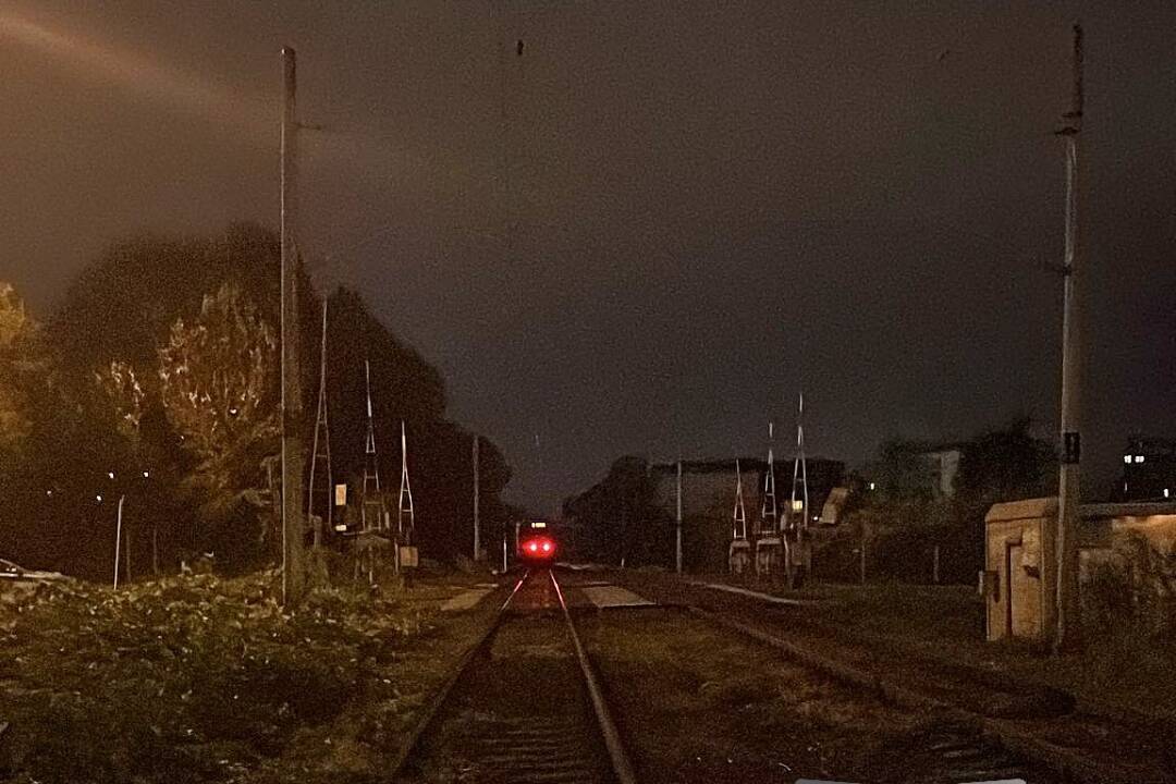 Foto: Večer v Bratislave poznačila tragédia. Vlak v Petržalke zrazil muža, cez koľaje prechádzal po štyroch