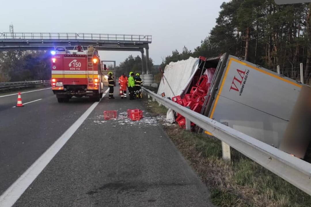 Foto: Na D2 smerom do Českej republiky skončil kamión mimo cesty. Uzatvorený je pravý jazdný pruh