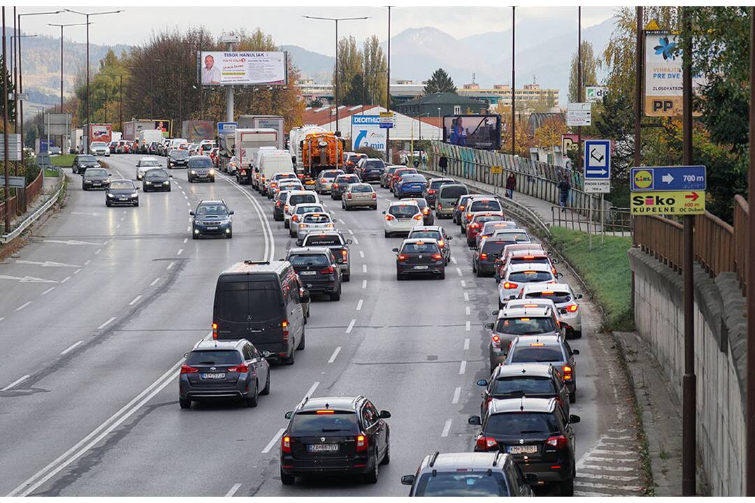 Foto: Zrazené autá blokujú jazdný pruh na Dolnozemskej. Dopravu v Bratislave komplikujú aj kolóny, najviac sa zdržíte v Lamači