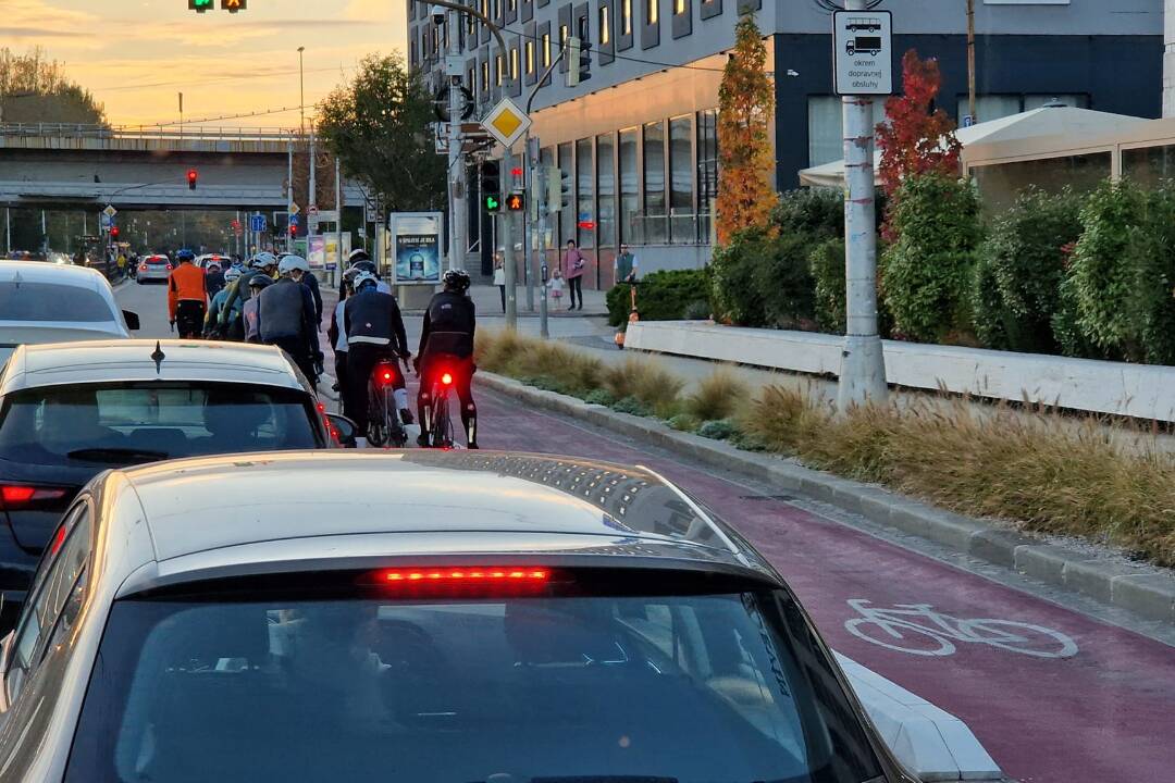 Foto: Prečo cyklistov nikto nemá rád?, pýta sa Pavol. Na Vajanského nábreží zatarasili napriek cyklotrase celý jazdný pruh