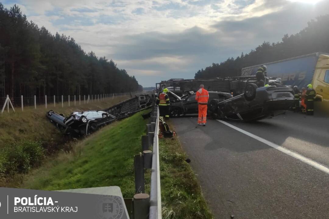 Diaľnica smerom na Česko je pred Malackami neprejazdná. Havaroval tam kamión prevážajúci autá