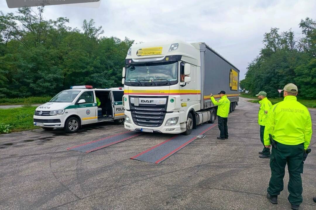 Foto: Na hraniciach s Rakúskom policajti odhalili viacero porušení zákona. Jeden vodič mal pozitívny test na drogy