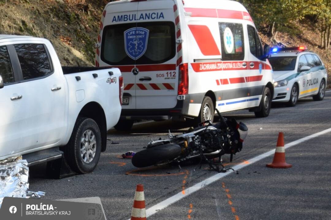 Foto: V Bratislave a Malackách prišli o život dvaja motorkári. Jedného auto odrazilo do stĺpu verejného osvetlenia