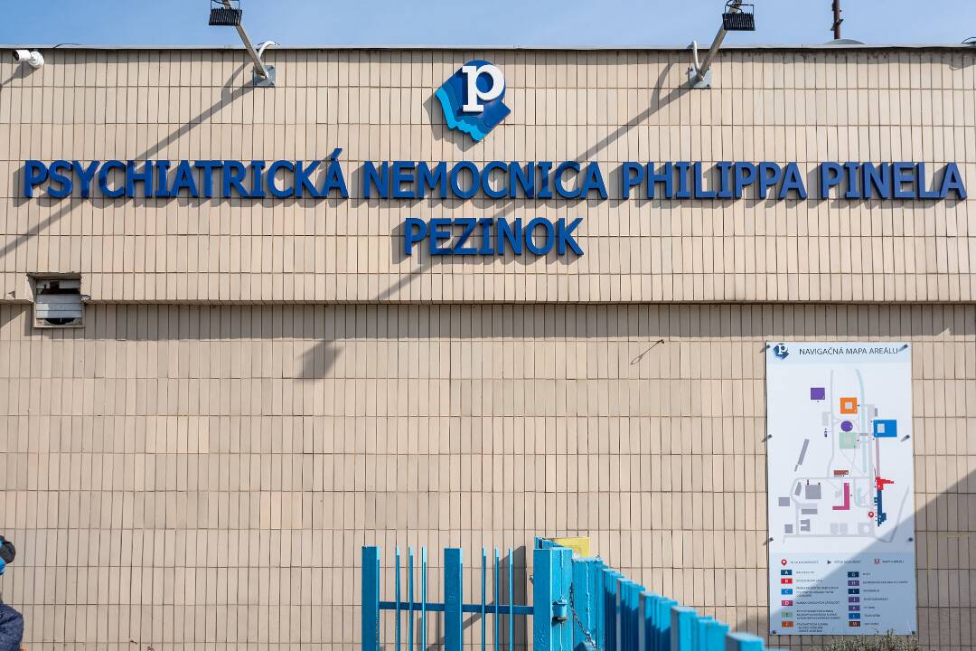 Foto: Prepustia z psychiatrickej liečebne v Pezinku 150 pacientov? Nemocnica sa zatiaľ so štátnou poisťovňou nedohodla 