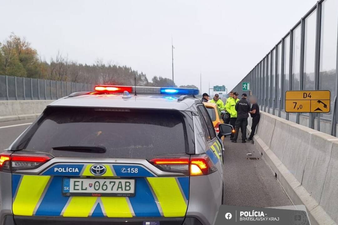 Foto: Nebezpečný vodič na diaľnici D2. Jeho jazda mohla skončiť tragicky, skončil v policajnej cele