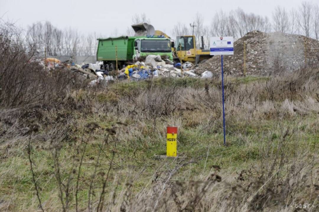 Foto: Vláda schválila definitívnu likvidáciu skládky na Vrakunskej ceste. Kontaminovanú toxickú pôdu budú zahrievať