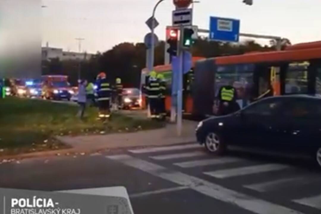 Foto: VIDEO: Na nesprávne odbočovanie doplatili nevinní. Na Lamačskej ceste došlo k zrážke auta s autobusom