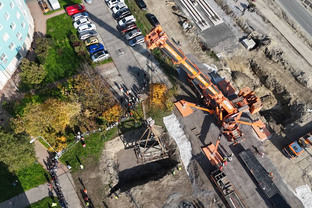 Foto: VIDEO: 70-tonová protitanková stena už nestojí v ceste petržalskej električke. Pozrite sa, ako ju presúvali