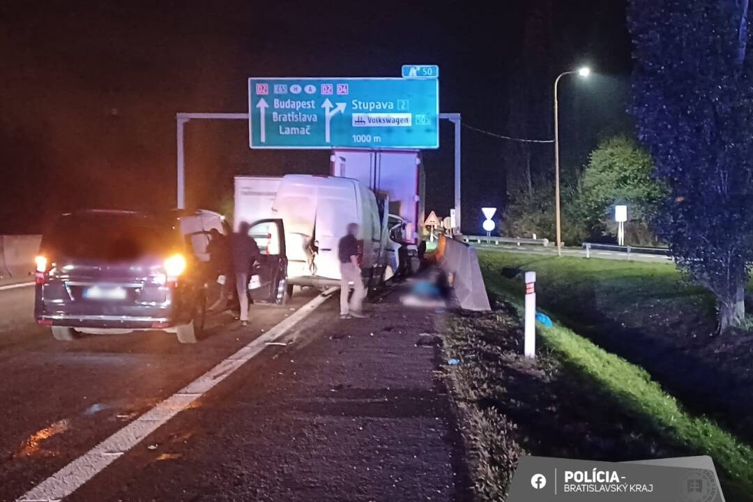 Foto: Nočná zrážka dodávky a kamióna na diaľnici D2 smerom na Bratislavu. Rumunský vodič zraneniam podľahol