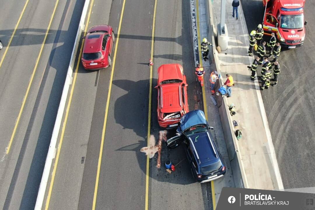 Foto: VIDEO: Veľká nehoda na diaľnici D1 smerom na Senec. Zrazili sa tri autá, na mieste sú záchranári a polícia