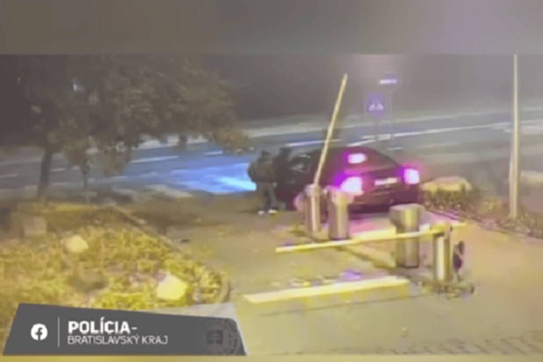 Foto: VIDEO: Neznámi páchatelia odcudzili vozidlo na Karadžičovej ulici v Bratislave. Polícia pátra po ich totožnosti