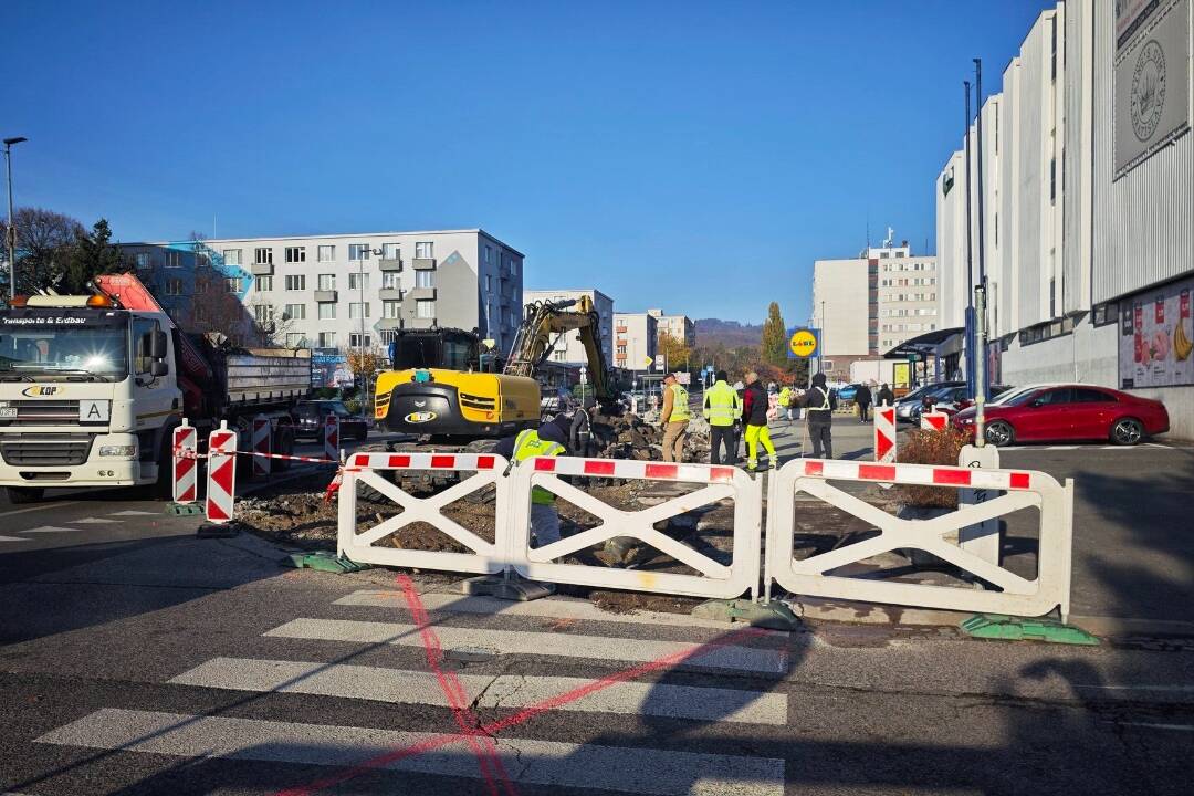 Na Peknej ceste v Krasňanoch sa začala rekonštrukcia chodníka. Aké budú obmedzenia?