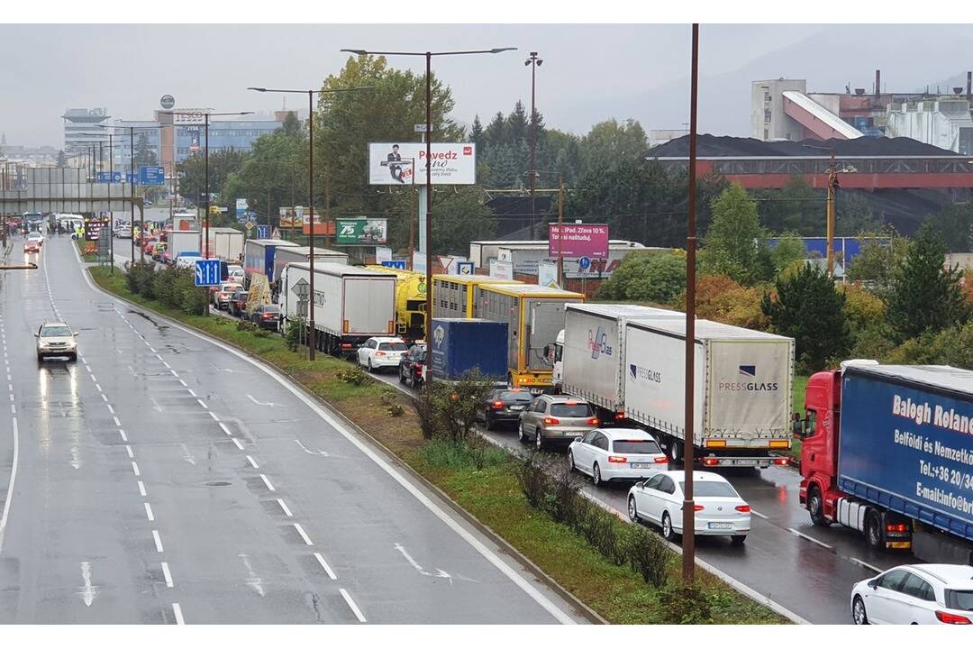 Foto: Veľká kolóna od Záhoria na Bratislavu, na diaľnici D2 si počkáte desiatky minút