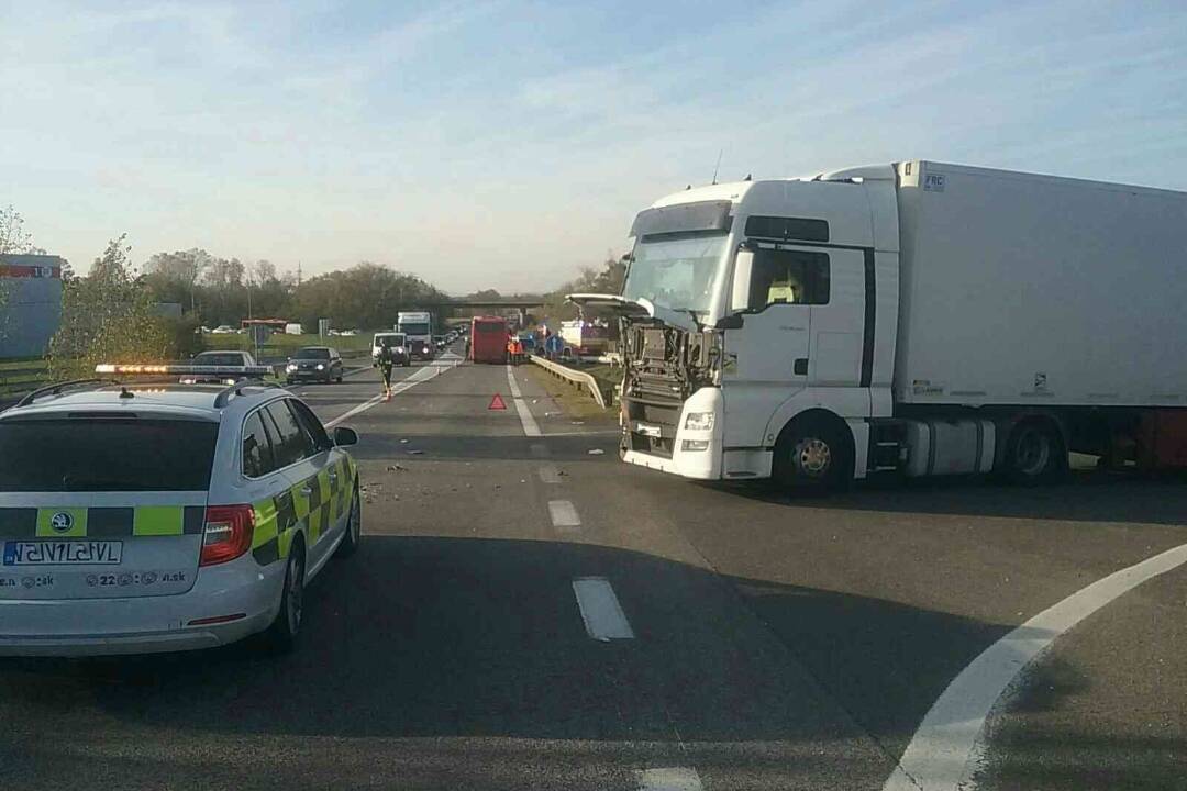 FOTO: Pri Lozorne došlo k zrážke autobusu s kamiónom. Zranili sa dvaja cestujúci