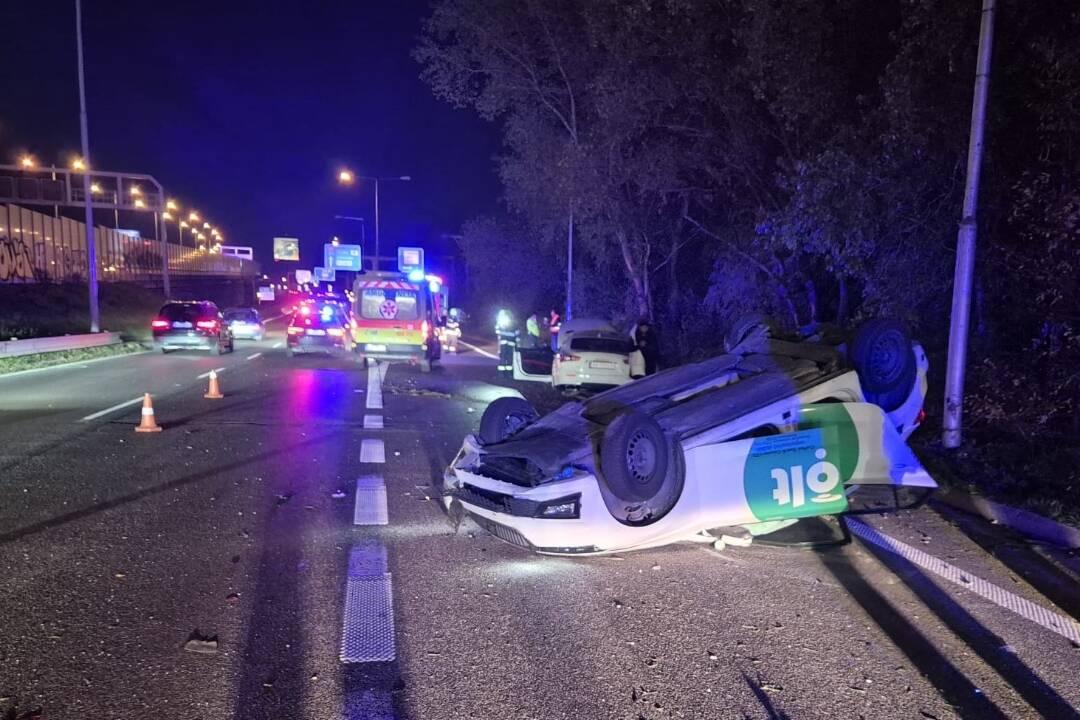 Foto: Hrôzostrašná nehoda na Einsteinovej. Jedno auto skončilo bez kolies, druhé prevrátené na streche