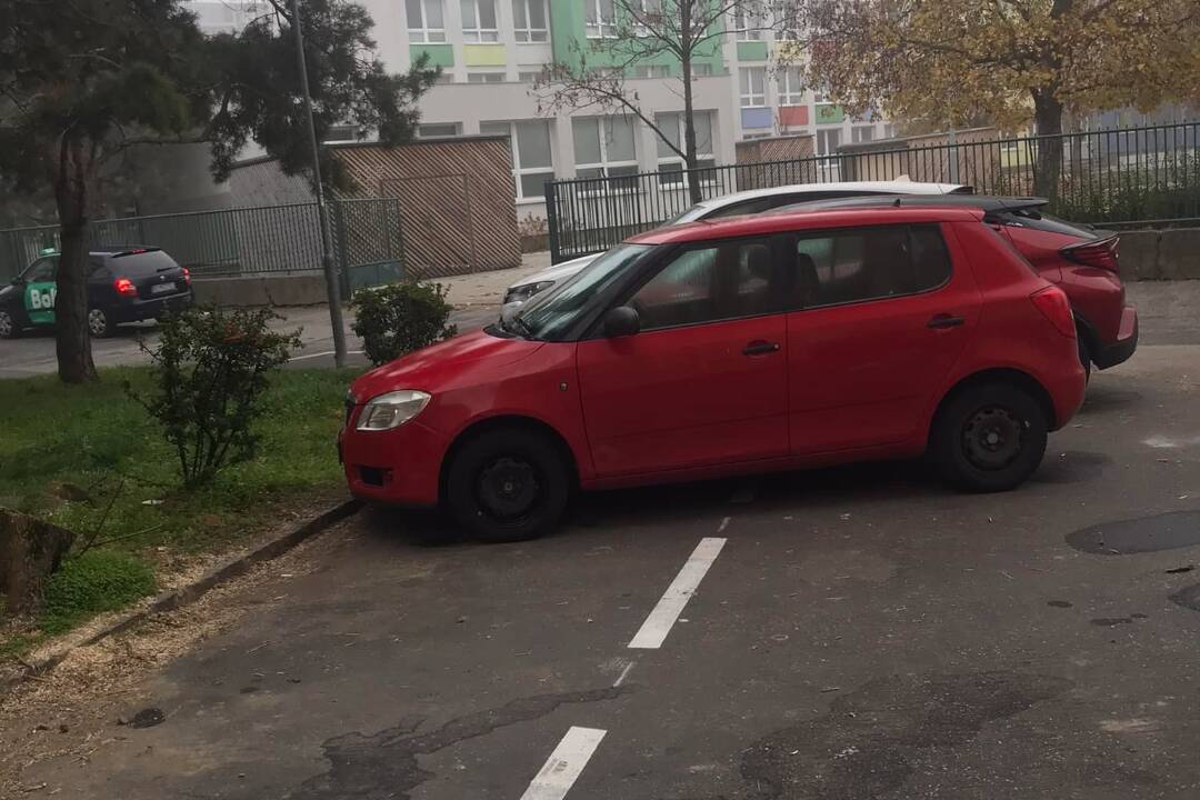 Foto: Napriek značeniu v Novom Meste parkujú naďalej autá kolmo, rezidenti sú pobúrení